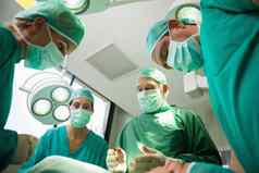 外科手术团队工作出血病人