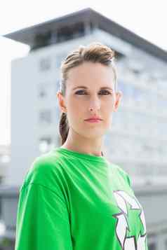 表情严肃的女人穿绿色衬衫回收象征