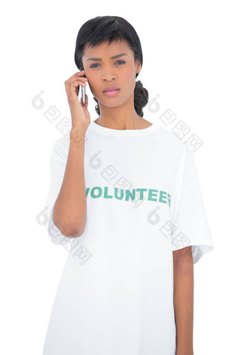 失望黑色的头发的志愿者调用移动电话