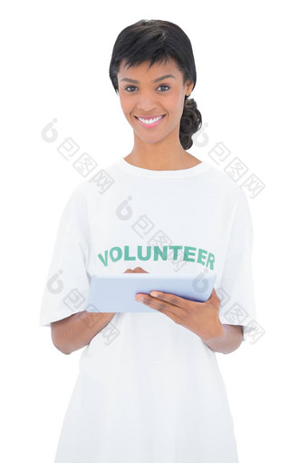 快乐的黑色的头发的志愿者平板电脑