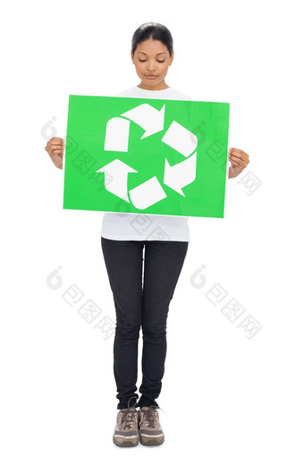 志愿者年轻的女人持有回收标志