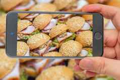冷开胃菜托盘汉堡培根草本植物行三明治智能手机屏幕