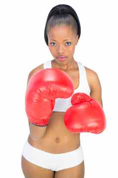 有竞争力的女人穿红色的拳击手套