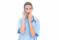 惊讶棕色（的）头发的护士蓝色的实习医生风云使电话调用