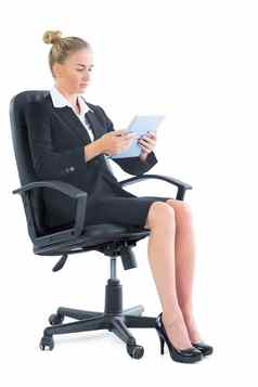 集中年轻的女商人坐着办公室椅子