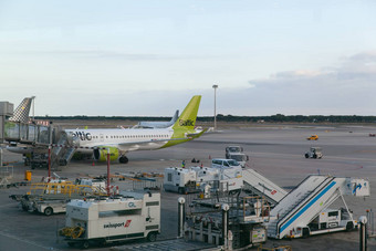 波罗的海航空飞机准备巴塞罗那机场