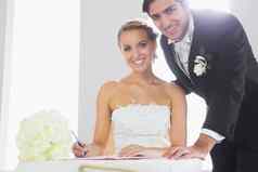 有吸引力的夫妇签署婚礼注册