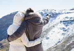 夫妇皮毛罩夹克下了雪山范围