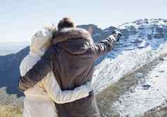爱的夫妇皮毛罩夹克下了雪山范围