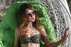 女孩太阳镜扶手椅泳衣热一天女人太阳镜保护太阳奢侈品女人