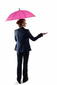 微笑女商人持有粉红色的伞