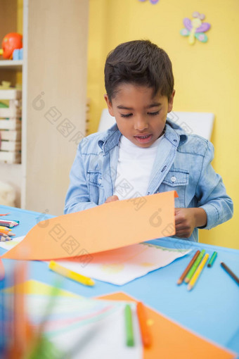可爱的男孩切割纸形状教室