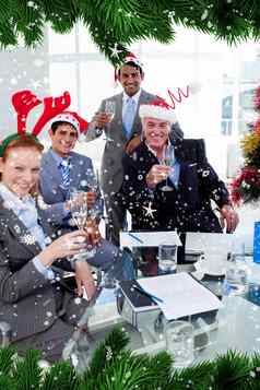 复合图像经理团队敬酒香槟圣诞节聚会，派对