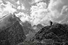 男人。徒步旅行设备走高塔特拉山山斯洛伐克雄伟的视图隆尼基盾背景
