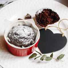 巧克力松饼红色的杯模型情人节黑色的心Copyspace小上釉陶瓷小模子棕色（的）蛋糕白色背景