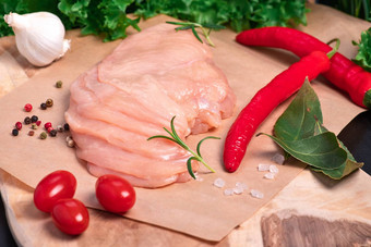 生鸡片木表格生蔬菜香料萨蒂利西莫特写镜头视图生新鲜的切切片鸡肉烹饪生切片鸡乳房前视图