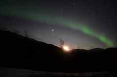 极光北欧化工皮尔斯晚上天空月亮不断上升的山