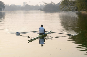 个人体育速度划手单划船机组人员划船船滑动赛车壳牌湖水桨运动坐着滑动rigger座位锻炼健身锻炼日落加尔各答