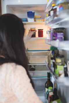 女人检查食物冰箱
