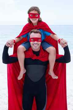 快乐父亲超级英雄服装携带儿子肩膀