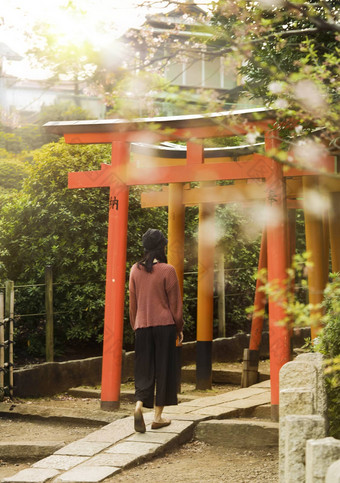 女人走入口隧道红色的鸟居<strong>门户</strong>网站