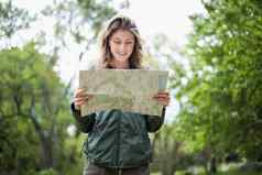 年轻的女人地图站森林