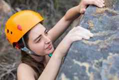 高角视图美丽的女人攀爬岩石