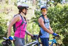 年轻的夫妇骑自行车森林