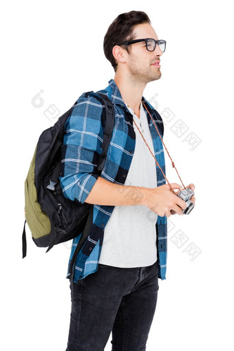 年轻的男人。携带背包持有相机