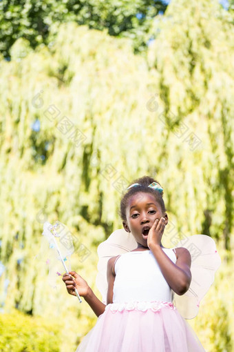 可爱的混血女孩穿仙女衣服