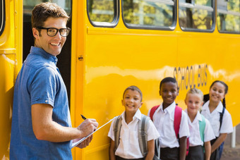 微笑老师更新检查列表孩子们进入公共汽车
