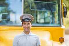 公共汽车司机微笑前面公共汽车