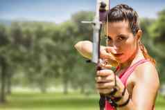 复合图像肖像女运动员练习射箭