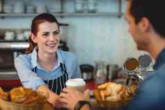 快乐咖啡师提供咖啡客户咖啡馆