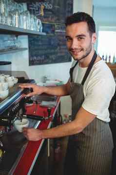 肖像自信咖啡师表示制造商自助餐厅