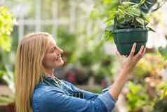 女人挂盆栽植物温室