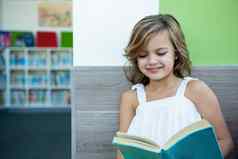 微笑女孩阅读书学校图书馆