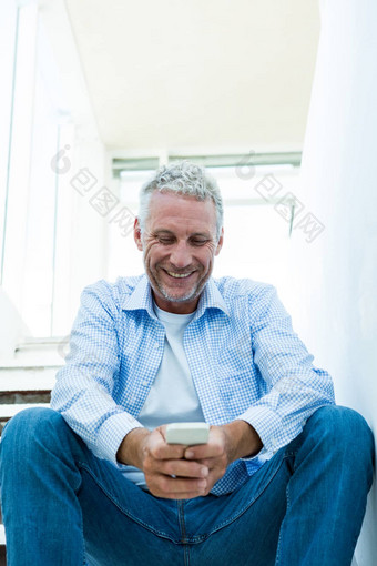 微笑成熟的男人。智能手机首页