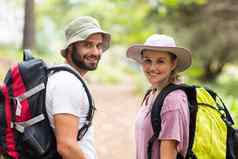 肖像徒步旅行者夫妇徒步旅行森林