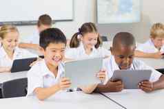 学校孩子们数字平板电脑教室