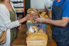 中期部分女人采购面包面包店商店