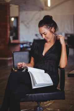 女人阅读杂志头发沙龙