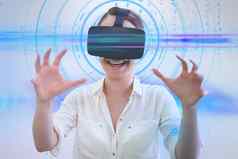 女商人穿虚拟现实设备