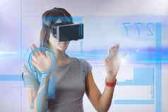 女人穿虚拟现实设备