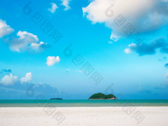 白色沙子海滩蓝色的天空海