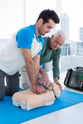 护理人员培训心肺复苏男人。
