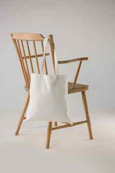白色袋挂木椅子