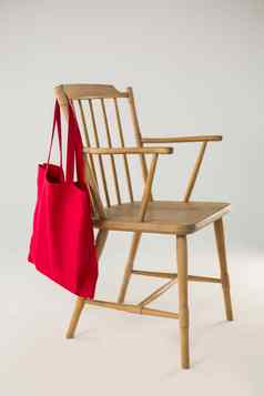 红色的袋挂木椅子