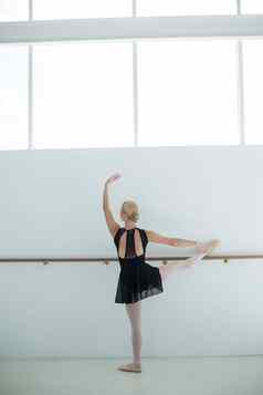芭蕾舞女演员练习芭蕾舞跳舞工作室