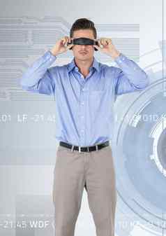 男人。虚拟现实耳机齿轮轮背景